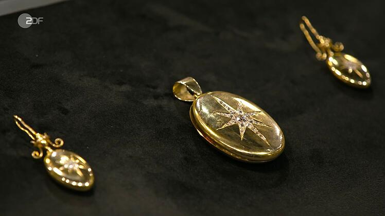 Ein Set aus Medaillon und Ohrhänger aus 750er Gold mit Diamanten datierte Heide Rezepa-Zabel auf 1899. Der Wunschpreis lag zwischen 6.000 und 7.000 Euro. Rezepa-Zabel taxierte 6.200 bis 6.600 Euro, denn allein der Materialwert lag schon über 4.000 Euro. Händlerin Elke Velten zahlte 5.500 Euro.