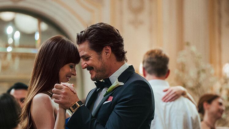 "Was ist Liebe wert - Materialists" erzählt von der New Yorkerin Lucy (Dakota Johnson), die sich zwischen zwei Traummännern entscheiden muss. Einer davon ist der schwerreiche Harry (Pedro Pascal, Bild).