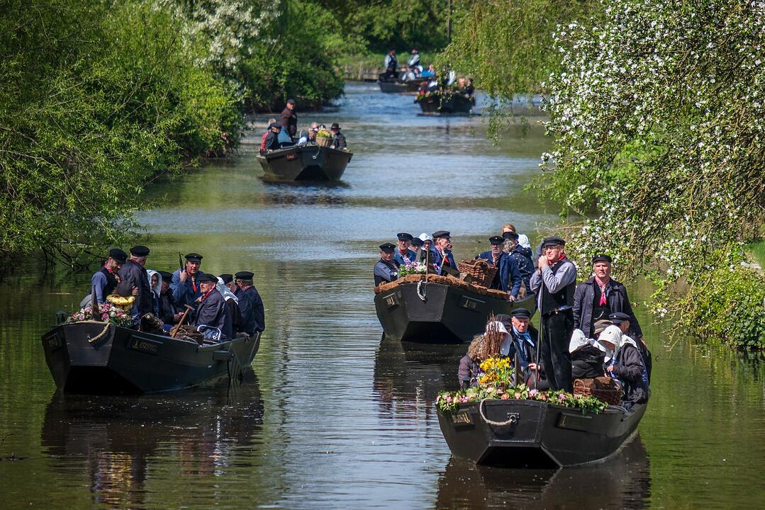Torfkahnarmada f&auml;hrt von Worpswede nach Bremen