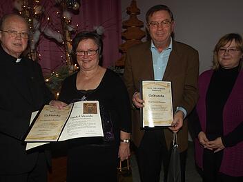 Drei Jahrzehnte haben Dorothea und Konrad Brunner (Mitte) den Seniorenkreis Oerlenbach geleitet. Von dieser Aufgabe traten sie zurück. Pfarrer Balthasar Amberg (links) und Pfarrgemeinderatsvorsitzende Marion Hirt (rechts) dankten für dieses Engagement.  Foto: Stefan Geiger