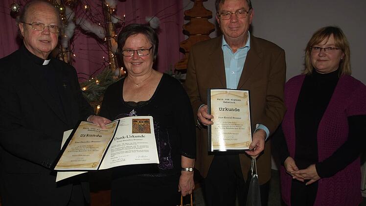 Drei Jahrzehnte haben Dorothea und Konrad Brunner (Mitte) den Seniorenkreis Oerlenbach geleitet. Von dieser Aufgabe traten sie zurück. Pfarrer Balthasar Amberg (links) und Pfarrgemeinderatsvorsitzende Marion Hirt (rechts) dankten für dieses Engagement.  Foto: Stefan Geiger