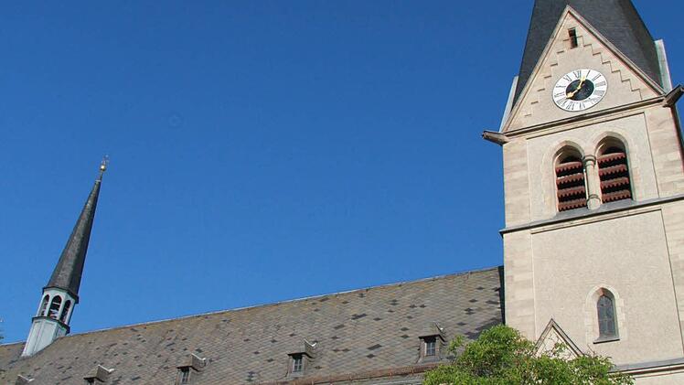 Im ersten Bauabschnitt wird der Turm saniert, dann wird auch der Schiefer auf dem kompletten Kirchenschiff ausgetauscht. Insgesamt kostet die Maßnahme 700 000 Euro