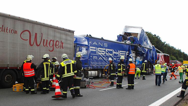 Die Lkw sind derma&szlig;en ineinander verkeilt, dass das F&uuml;hrerhaus des Unfallverursachers kaum mehr zu erkennen ist. Foto: News5 / Buerkel