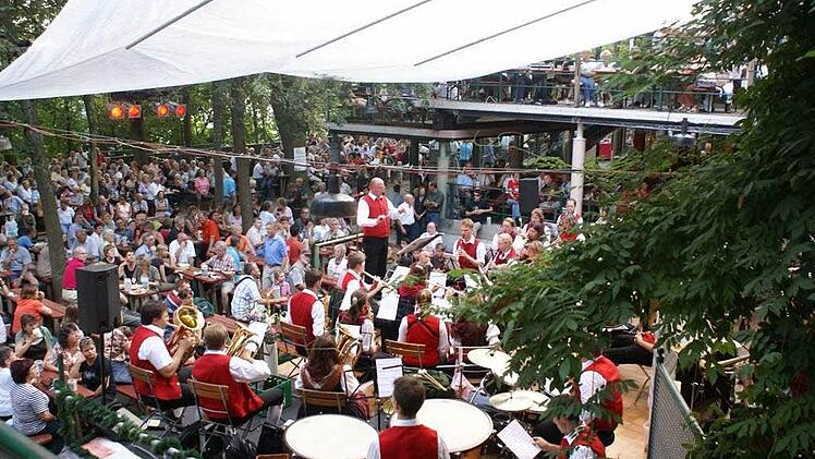 Stein des Anstoßes: der "Entla's-Keller" und seine Steinstufen, hier ein Archivfoto von einem Konzert auf diesem Keller Foto: fra-press/Archiv
