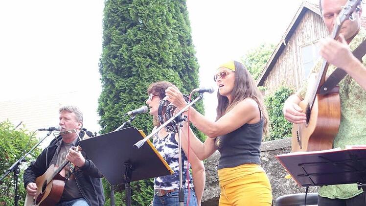 Matt's Friends spielten und sagen beim "Sommer im Hof" abwechselnd mit der Band "Midlife Special" in Münnerstadt. Foto: Heike Beudert