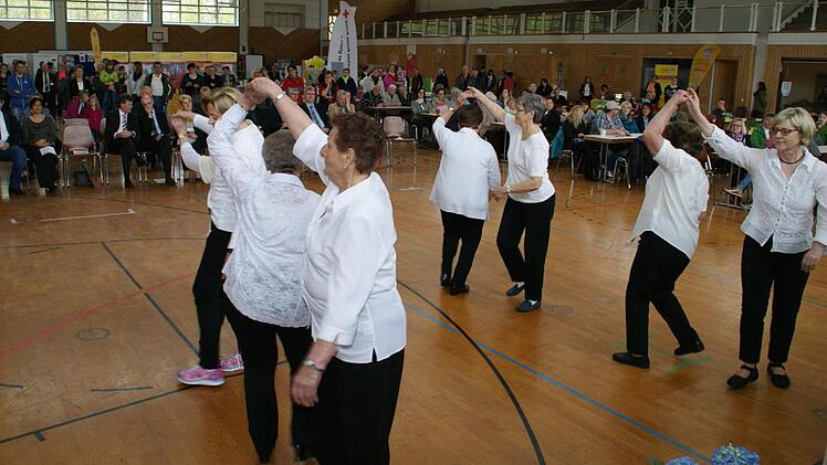Tanzen hält jung und fit, das bewies die Tanzgruppe Oberaurach unter der Leitung von Petra Klug bei der Eröffnung der fünften Gesundheitstage im Landkreis Haßberge.