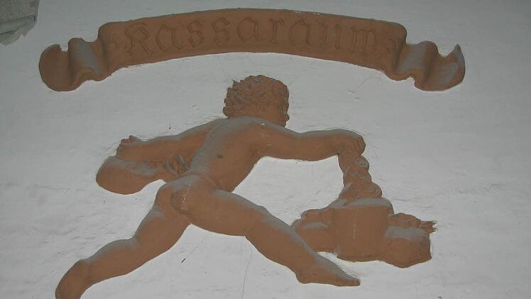 Ein Tonrelief im Kassaraum von Maria Lerch