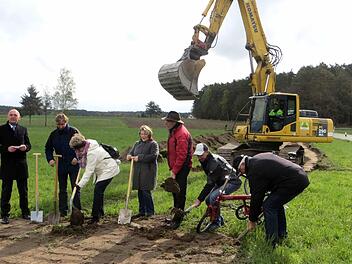 Während Bürgermeister Heinrich Süß (l.) noch die Entstehung des Wegs erläuterte, griffen die anderen Anwesenden schon zum Spaten. Foto: Richard Sänger