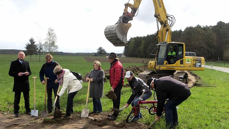 Während Bürgermeister Heinrich Süß (l.) noch die Entstehung des Wegs erläuterte, griffen die anderen Anwesenden schon zum Spaten. Foto: Richard Sänger