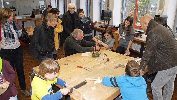 "Geht nicht, gibt's nicht" - das ist das Motto von Klaus Kleinhenz in der Werkstatt-AG. Fotos: Sabine Weinbeer