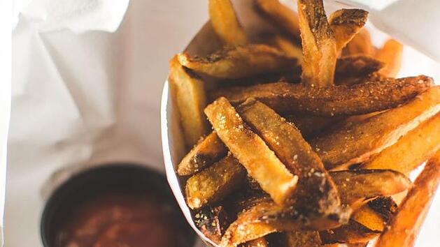 "Vergolden statt verkohlen". Es ist ges&uuml;nder zu den helleren Pommes zu greifen.. Symbolbild: StockSnap/pixabay.com