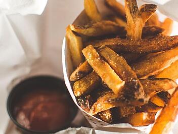 "Vergolden statt verkohlen". Es ist gesünder zu den helleren Pommes zu greifen.. Symbolbild: StockSnap/pixabay.com