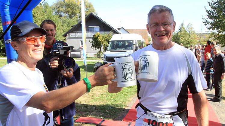 Die beiden Bürgermeister-Laufmatadoren im Ziel: Wolfgang Desel (Strullendorf) stößt mit Wolfgang Möhrlein (Litzendorf) an. Foto: Bertram Wagner