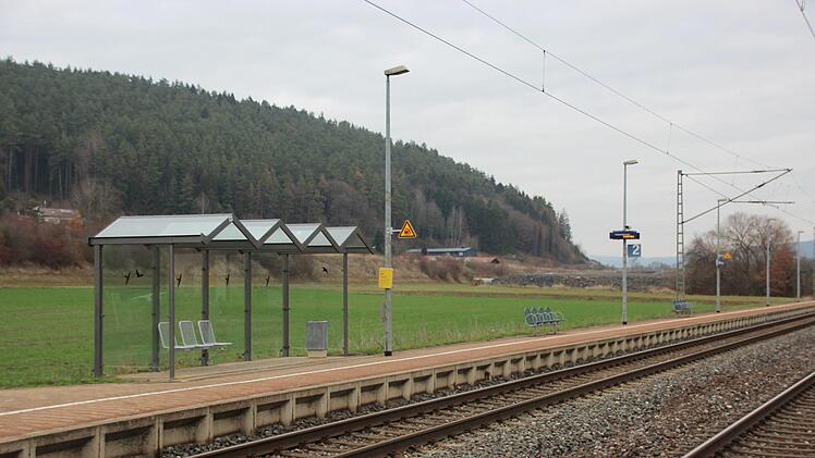 Blick auf das Wartehäuschen auf Gleis 2 in Neuses. Foto: Andreas Schmitt