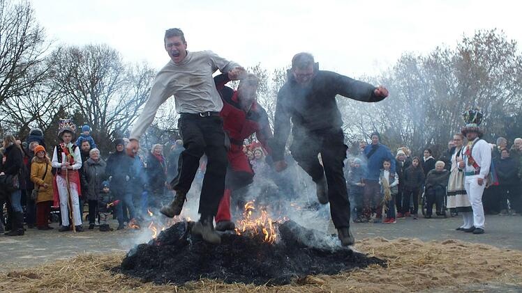 Die Mutigen sprangen am Ende über das Feuer.   Foto: Manfred Welker