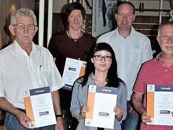Die Zimmererinnung verlieh die Urkunde "Meisterhaft". Unser Bild zeigt (vorne, von links) Kreishandwerks- und Innungs-Obermeister Günther Stenglein, Heinz Kirschner, UIrike Leykam, Hans-Peter Röhrlein und Andreas Stenglein. Dahinter (von links) Heiko Röder, Leykam-Geschäftsführer Jörg Steinhäuser und Wilhelm Lauterbach.  Foto: Werner Reißaus