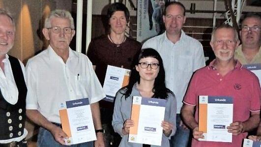 Die Zimmererinnung verlieh die Urkunde "Meisterhaft". Unser Bild zeigt (vorne, von links) Kreishandwerks- und Innungs-Obermeister Günther Stenglein, Heinz Kirschner, UIrike Leykam, Hans-Peter Röhrlein und Andreas Stenglein. Dahinter (von links) Heiko Röder, Leykam-Geschäftsführer Jörg Steinhäuser und Wilhelm Lauterbach.  Foto: Werner Reißaus