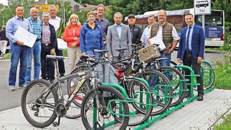 Im Beisein von Rainer Mattern, Stellvertreter des Landrates (Fünfter von rechts), und Marita Nehring, Radverkehrsbeauftragte für Stadt und Landkreis (Siebte von rechts), erfolgte die offizielle Übergabe der beim Stadtradeln 2018 gewonnenen Radabstellanlage an der Bushaltestelle Oberlauter durch Bürgermeister Karl Kolb (rechts). Foto: Andreas Herzog