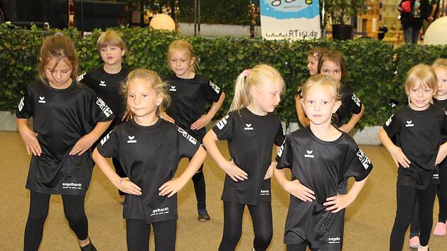 Auch die Mini-Effects hatten ihren Auftritt beim Coburger Kindersportfest. Foto: Wolfgang Desombre