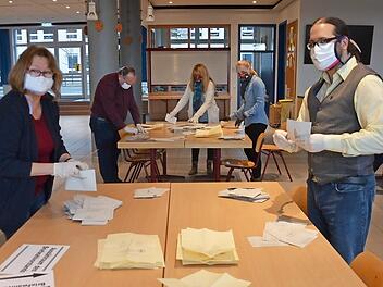 Die meisten Wahlhelfer hatten sich mit Mundschutz ausgerüstet: Briefwahl-Stimmbezirk in der Carl-Platz-Schule  Foto: Bernhard Panzer