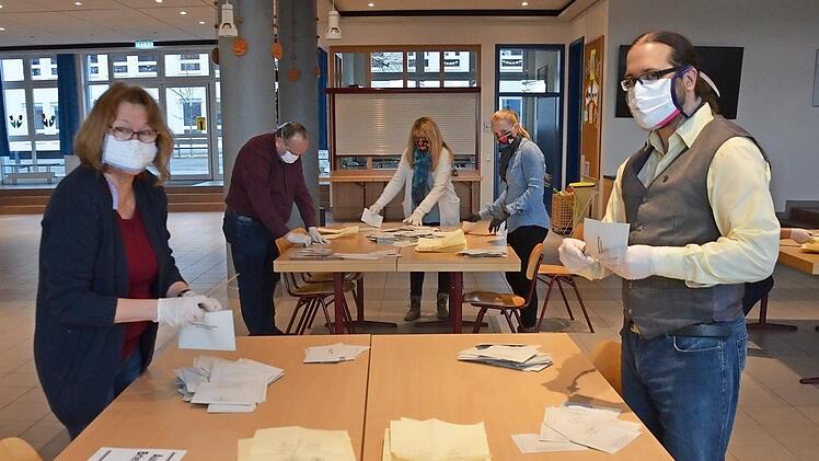 Die meisten Wahlhelfer hatten sich mit Mundschutz ausgerüstet: Briefwahl-Stimmbezirk in der Carl-Platz-Schule  Foto: Bernhard Panzer