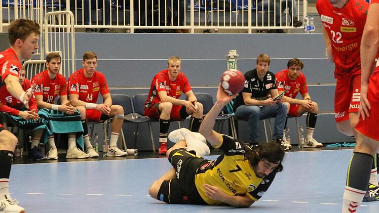 Pouya Norouzi Nezhad liegt am Boden. De Spielmacher des HSC Coburg fällt verletzt mehrere Monate aus.