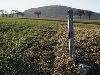 Auf einer Fl&auml;che an der Bernbrunner Stra&szlig;e (hier Blickrichtung Dreistelzberg) k&ouml;nnte trotz Ablehnung vor mehr als zwei Jahren doch ein Solarpark entstehen. Der Oberleichtersbacher Gemeinderat muss dar&uuml;ber entscheiden.  Foto: Steffen Standke