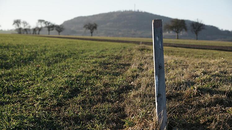Auf einer Fl&auml;che an der Bernbrunner Stra&szlig;e (hier Blickrichtung Dreistelzberg) k&ouml;nnte trotz Ablehnung vor mehr als zwei Jahren doch ein Solarpark entstehen. Der Oberleichtersbacher Gemeinderat muss dar&uuml;ber entscheiden.  Foto: Steffen Standke