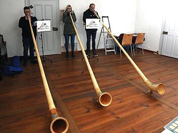 Drei der vier Mitglieder der Gruppe "Lauertaler Alphornbläser" spielten  beim offiziellen Start des Adventskalenders im Münnerstädter Heimatspielhaus. Foto:  Dieter Britz