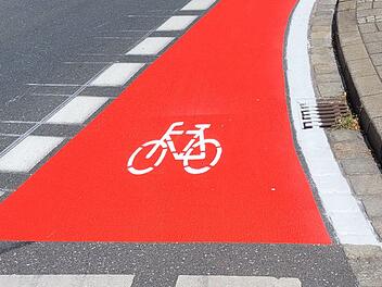 Forchheim: "Roter Teppich" für Radfahrende errichtet - "Mosaikstein zu mehr Sicherheit" Forchheim: "Roter Teppich" für Radfahrende errichtet - "Mosaikstein zu mehr Sicherheit"