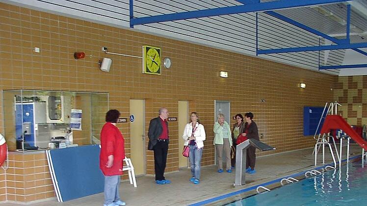 Die Stadträtinnen Britta Bildhauer und Rita Schmitt besuchten zusammen mit dem Bürgerbadverein das Hallenbad im hessischen Buseck. Foto: privat