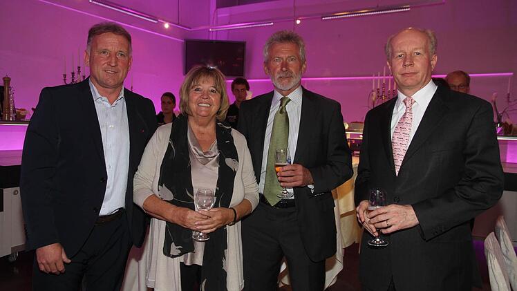 Die guten Verbindungen von Beirats-Vorsitzenden Stephan Galla (rechts) waren mitverantwortlich, dass sich die beiden Fußball-Weltmeister Andreas Brehme und Paul Breiter (mit Ehefrau Hildegard) beim "Ball des Sports" die Ehre gaben.