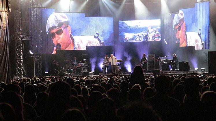 Xavier Naidoo gastierte auf Einladung der Sparkasse Forchheim am Samstagabend im Jahnstadion. Bislang gab es dazu nur positive Resonanz.  Foto: Josef Hofbauer