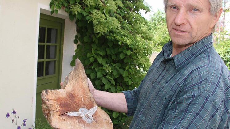 In dem Holzstamm verbirgt sich ein Insekt, zeigt Hermann Hildner. Foto: Sonja Adam