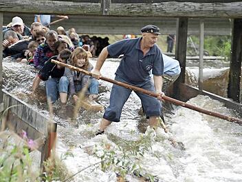 Die Flößer können Aufatmen: Auch wenn ihre Gewässer und ihre Wehre durch die Wasserrahmenrichtlinie Veränderungen erfahren, droht der Tourismusflößerei dadurch nicht das Aus. Foto: Archiv/Hänel