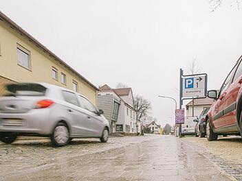 Auf dem "Krahenberg" kann sich die Suche nach einem freien Parkplatz gerade morgens schwierig gestalten. Foto: Marian Hamacher