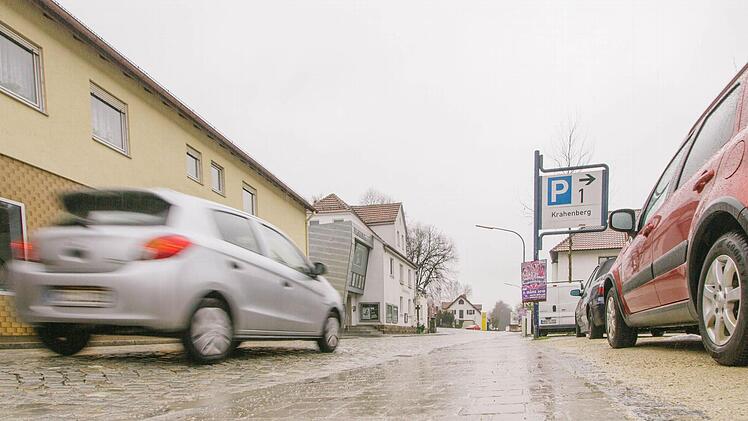 Auf dem "Krahenberg" kann sich die Suche nach einem freien Parkplatz gerade morgens schwierig gestalten. Foto: Marian Hamacher