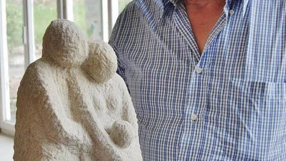 Longin Farrenkopf aus Münnerstadt mit kleiner und großer Familie aus Stein.  Foto: Sigismund von Dobschütz