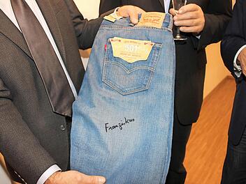 Die Unterschrift von Papst Franziskus ziert eine Levis 501 im Buttenheimer Levi-Strauss-Museum Foto: Seeger