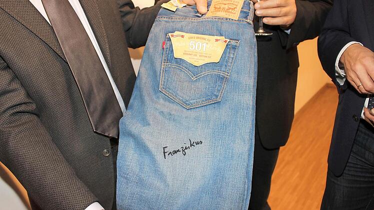Die Unterschrift von Papst Franziskus ziert eine Levis 501 im Buttenheimer Levi-Strauss-Museum Foto: Seeger