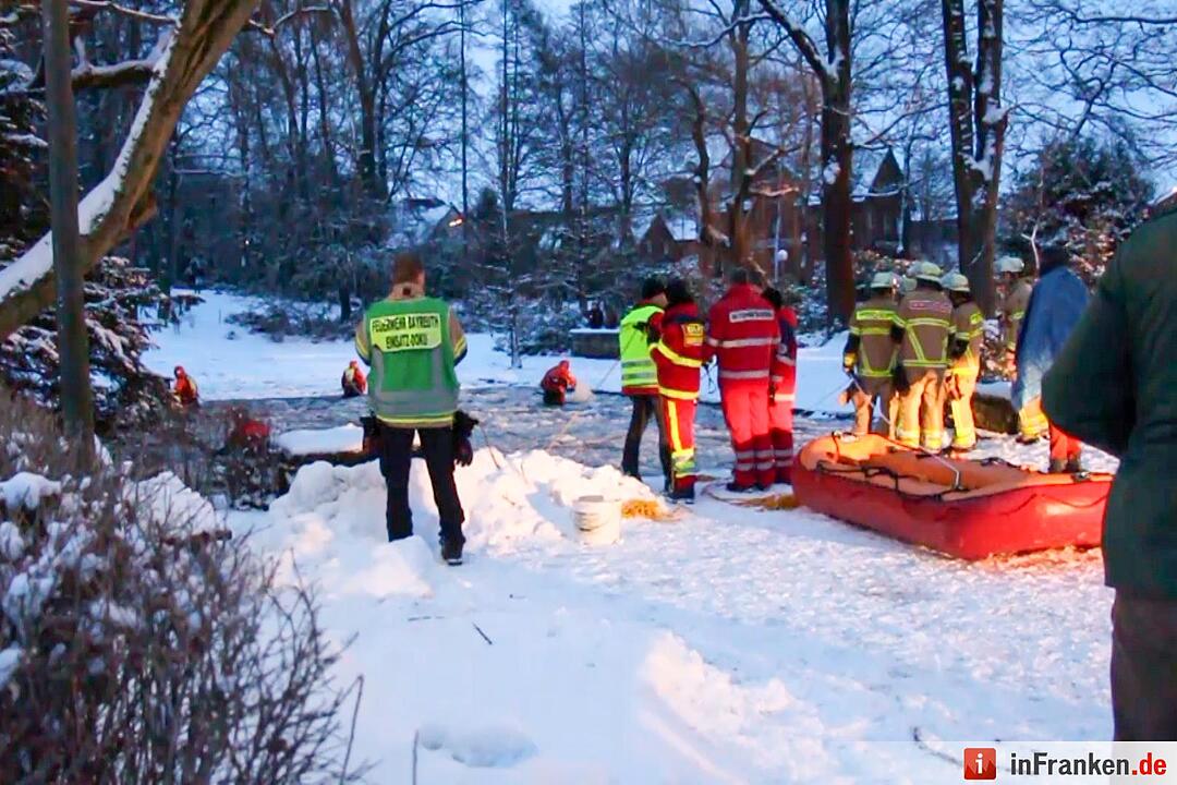 Tragischer Eisunfall in Bayreuth: Hund und Frauchen brechen in Weiher ein