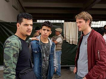 Im Tatort "Am Ende geht man nackt" zieht Ermittler Felix Voss (rechts) die Adoption des syrischen Flüchtling Basem Hemidi (Mitte) in Betracht.  Foto: BR/Rat Pack Filmproduktion GmbH/Bernd Schuller
