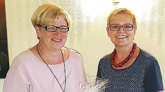 Die Parlamentarische Staatssekret&auml;rin Anette Kramme (SPD, links) sprach im Rahmen der Aktion "SPD-Bundestagsfraktion vor Ort". Die Bundestagsabgeordnete Sabine Dittmar (rechts) dankte ihr daf&uuml;r.  Foto: Dieter Britz