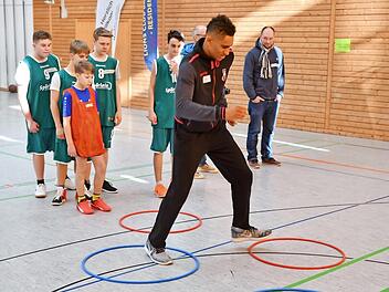 Aufmerksam verfolgen die Sch&uuml;ler jeden Schritt von Bambergs Aufbauspieler Maodo Lo.  Foto: Ronald Rinklef