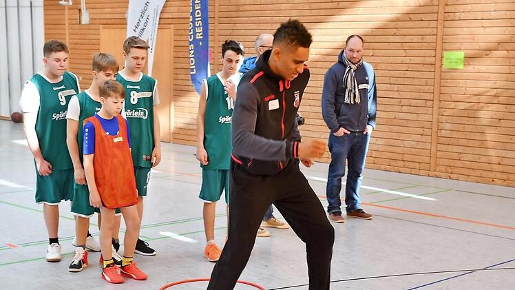 Aufmerksam verfolgen die Schüler jeden Schritt von Bambergs Aufbauspieler Maodo Lo.  Foto: Ronald Rinklef