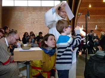 Sie ergriffen die Initiative für die Kinderkirche (von links):  Matthias Dietzel, Judith Müller-Reichert und Matthias Weismantel - hier in Aktion am Palmsonntag. Foto: Marion Krüger-Hundrup
