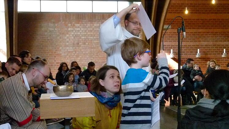Sie ergriffen die Initiative für die Kinderkirche (von links):  Matthias Dietzel, Judith Müller-Reichert und Matthias Weismantel - hier in Aktion am Palmsonntag. Foto: Marion Krüger-Hundrup
