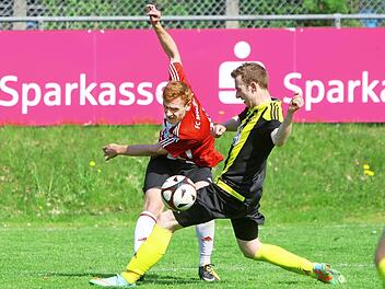 Der Tabellenf&uuml;hrer aus Neuenmarkt um Patrick Witzgall (links, gegen Christian Kauper) ist nach der Niederlage gegen den TSV Trebgast auf Wiedergutmachung aus.  Foto: Monika Limmer
