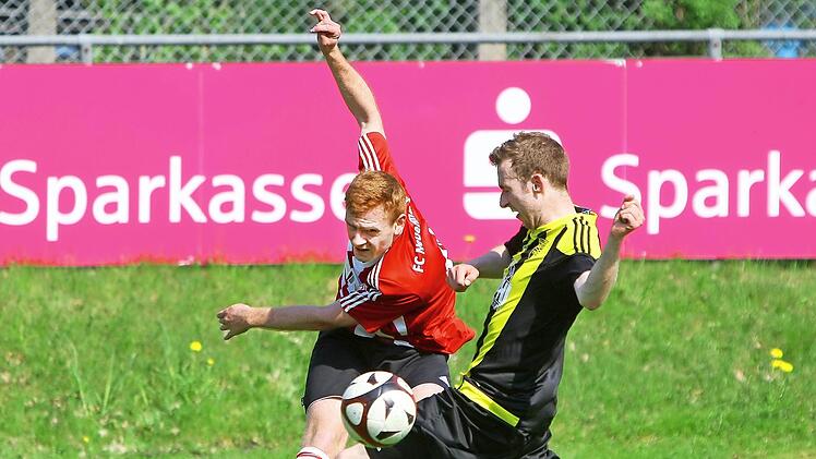 Der Tabellenf&uuml;hrer aus Neuenmarkt um Patrick Witzgall (links, gegen Christian Kauper) ist nach der Niederlage gegen den TSV Trebgast auf Wiedergutmachung aus.  Foto: Monika Limmer