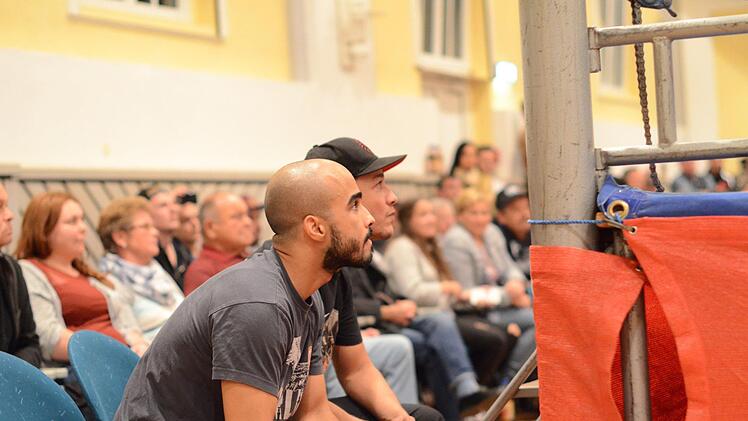 Die Wiesbadener Trainer am Ring.Jürgen Schmitt